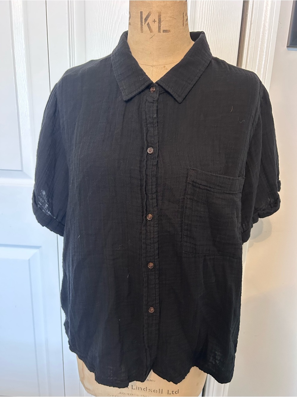 Old Navy - Women’s Black Button-Front Short-Sleeve Shirt
